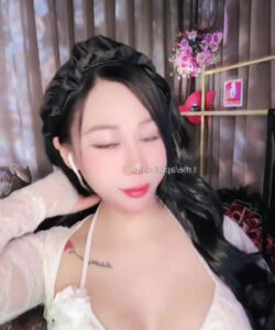 Chả có kèo gì, mỗi kèo show vú to